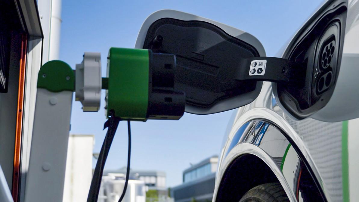 Ķīna ir pārdevusi tik daudz elektromobiļu, ka tās ceļu malā esošās uzlādes stacijas ir uz sabrukuma robežas. Risinājums: pagarinātājs lidmašīnām