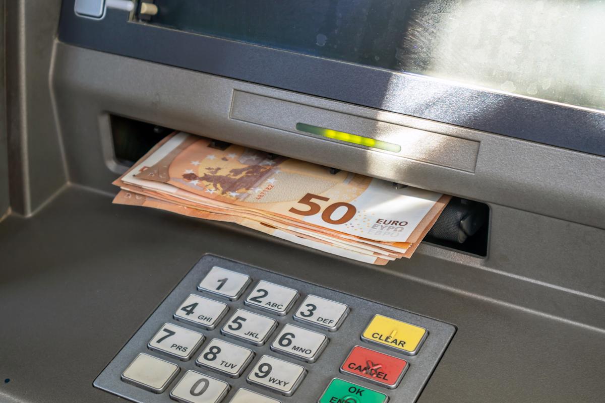 Avārijas poga, kas jānospiež, izņemot naudu no bankomāta, lai nekļūtu par krāpšanas upuri, informē SEB
