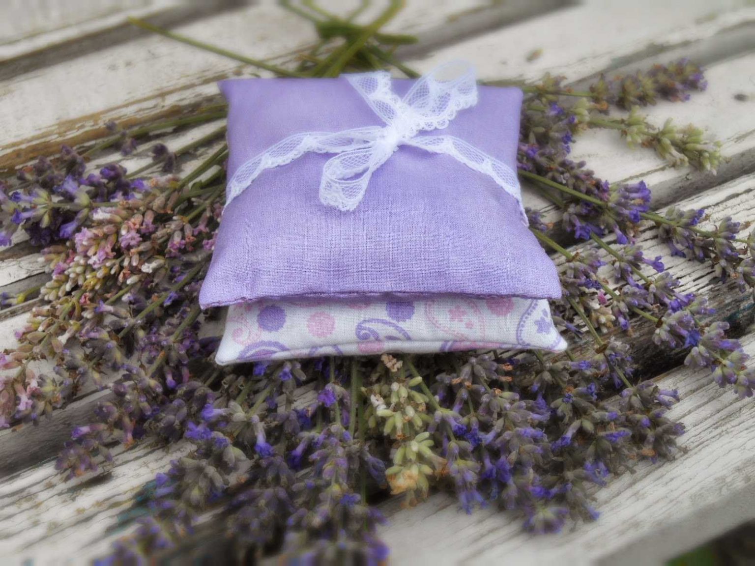 Dabīgs, efektīvs un aromātisks, šis vienkāršais līdzeklis ar lavandas sache neitralizē smakas un uzsūc mitrumu apavos.