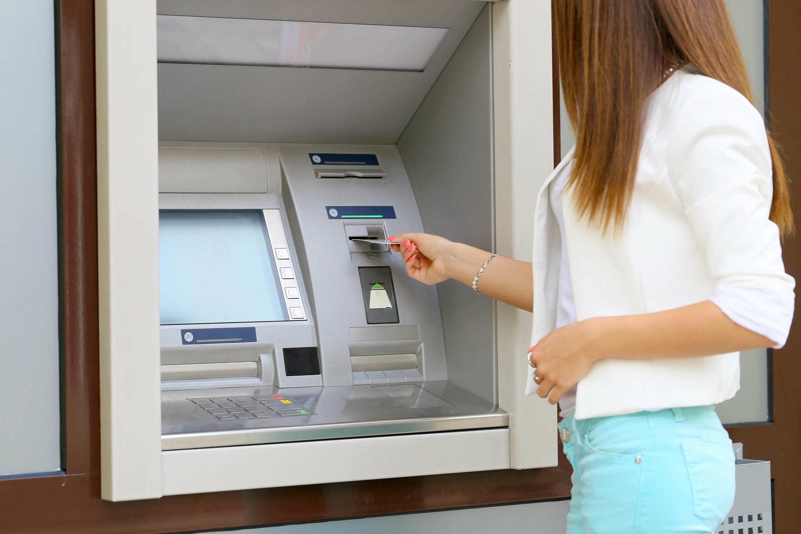 Avārijas poga, kas jānospiež, izņemot naudu no bankomāta, lai nekļūtu par krāpšanas upuri, informē SEB