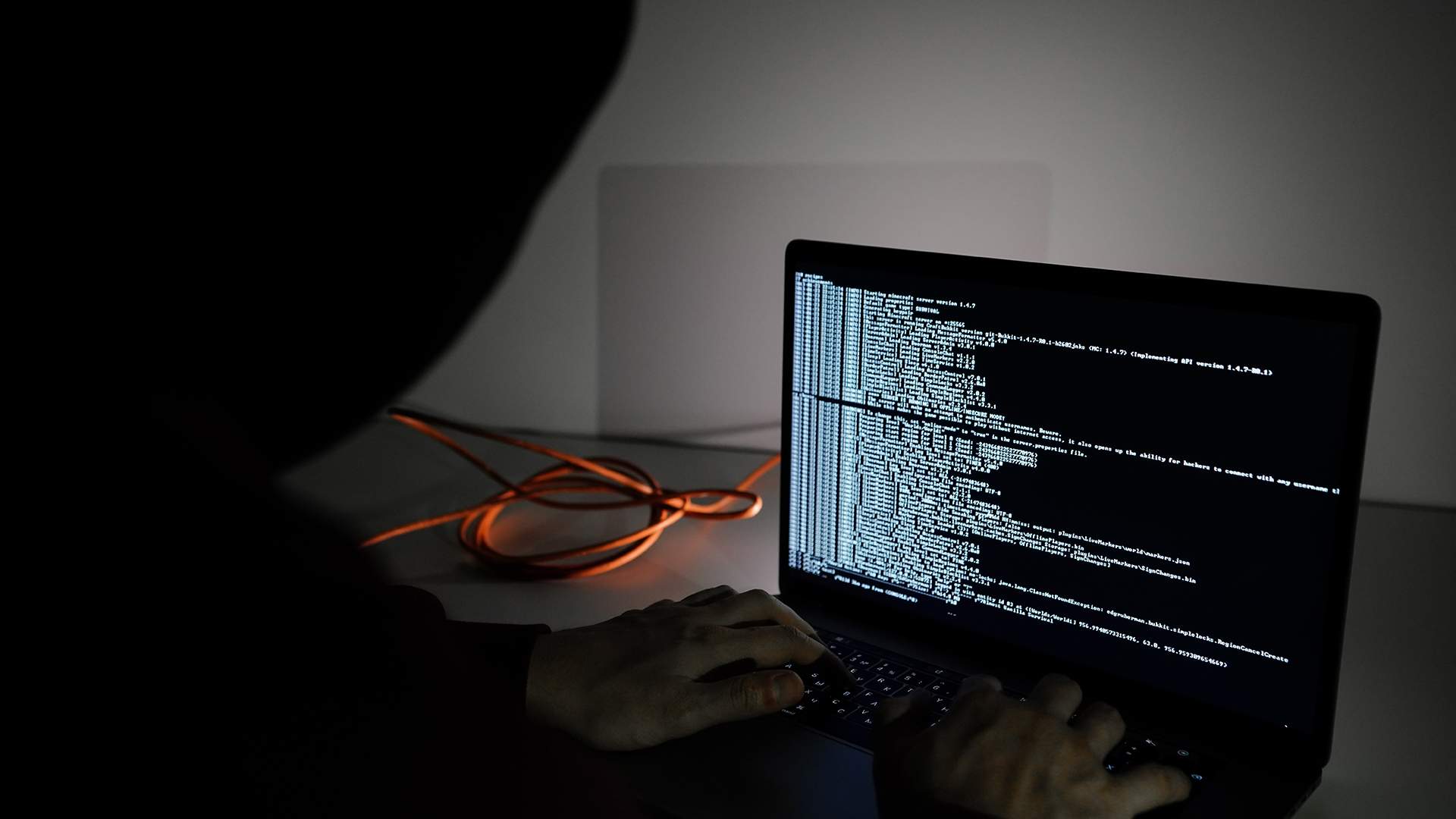 Tūkstošiem ASUS maršrutētāju tika kompromitēti hakeru uzbrukuma rezultātā: to pārstartēšana neizskauž draudus.