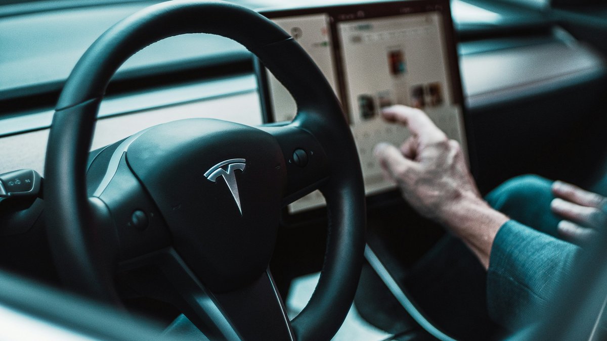 Investori ir apnicis Musk. Viņi prasa, lai viņš strādātu 40 stundas nedēļā Tesla