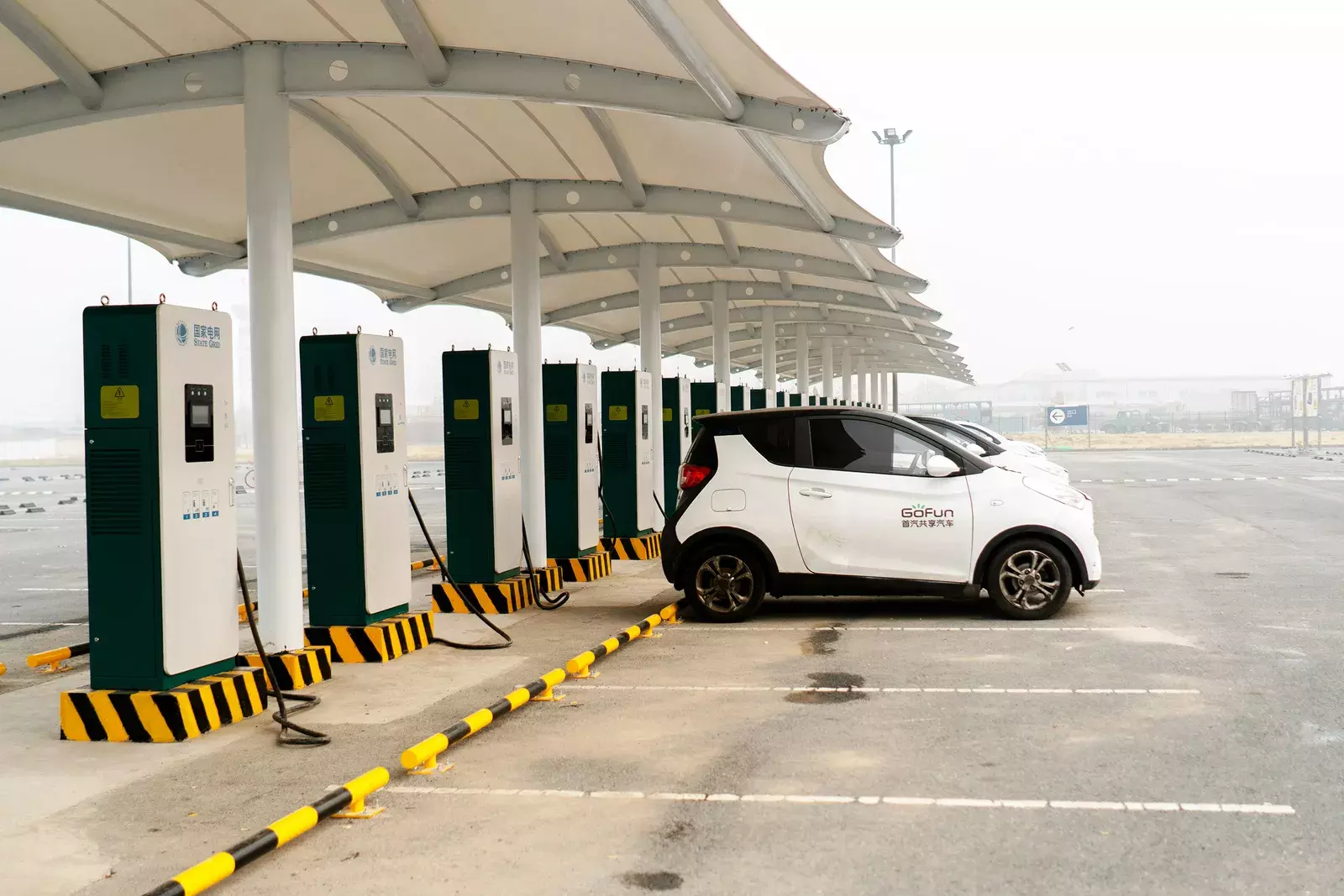 Ķīna ir pārdevusi tik daudz elektromobiļu, ka tās ceļu malā esošās uzlādes stacijas ir uz sabrukuma robežas. Risinājums: pagarinātājs lidmašīnām