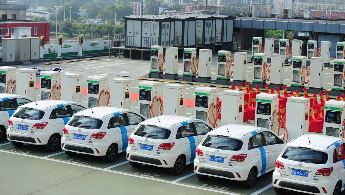 Ķīna ir pārdevusi tik daudz elektromobiļu, ka tās ceļu malā esošās uzlādes stacijas ir uz sabrukuma robežas. Risinājums: pagarinātājs lidmašīnām