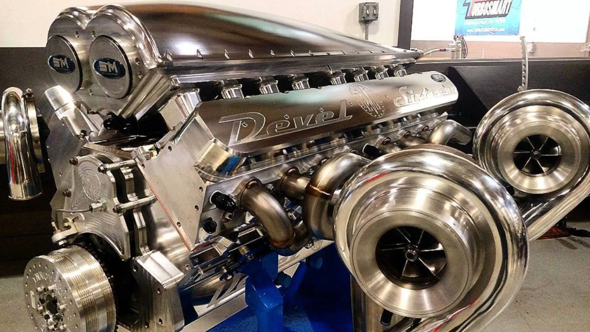 Dubaija vēlējās uzbūvēt ideālu hiperauto ar 5000 zirgspēku dzinēju, kas varētu konkurēt ar Bugatti. Viss neizdevās pārāk labi.