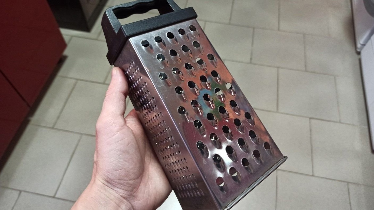 Pārveidojiet veco rīvi un pārvērtiet to par apbrīnojamu lampu savai viesistabai.