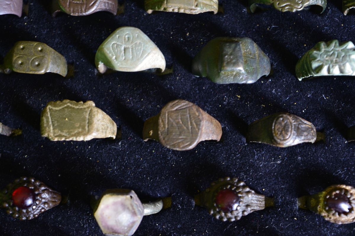 Arheologs atrada 1600 gadus vecu astoņstūraino romiešu gredzenu, izrakot senu grāvi Linkolnšīrā