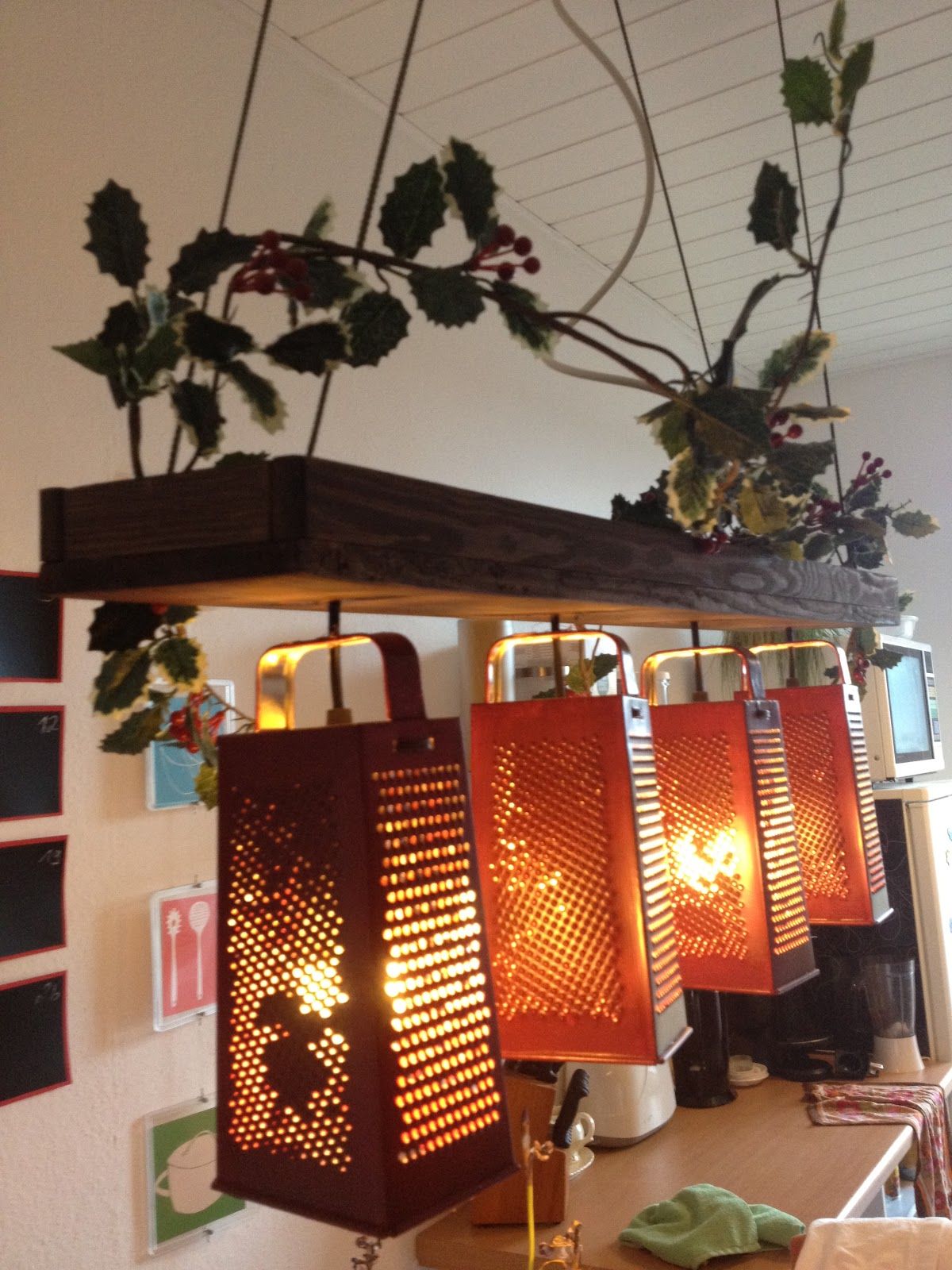Pārveidojiet veco rīvi un pārvērtiet to par apbrīnojamu lampu savai viesistabai.