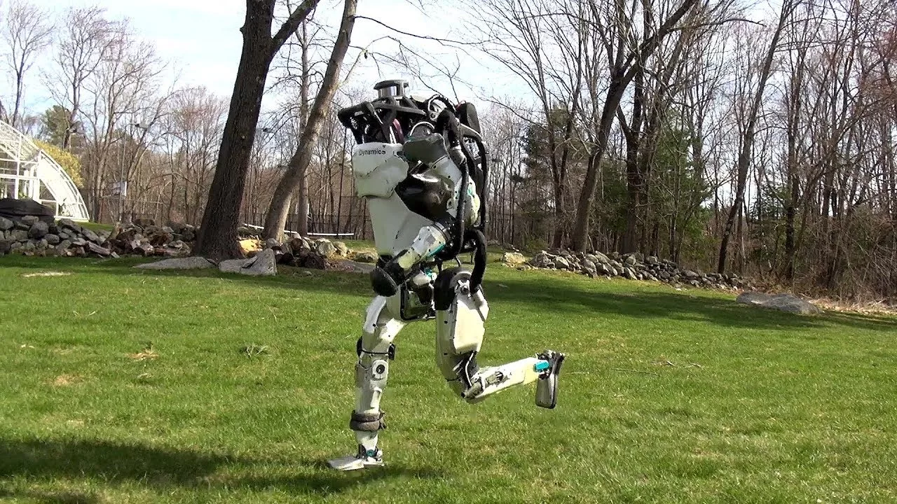 Boston Dynamics parādīja, kā jaunā Atlas robota versija pielāgojas haosam reālajā laikā