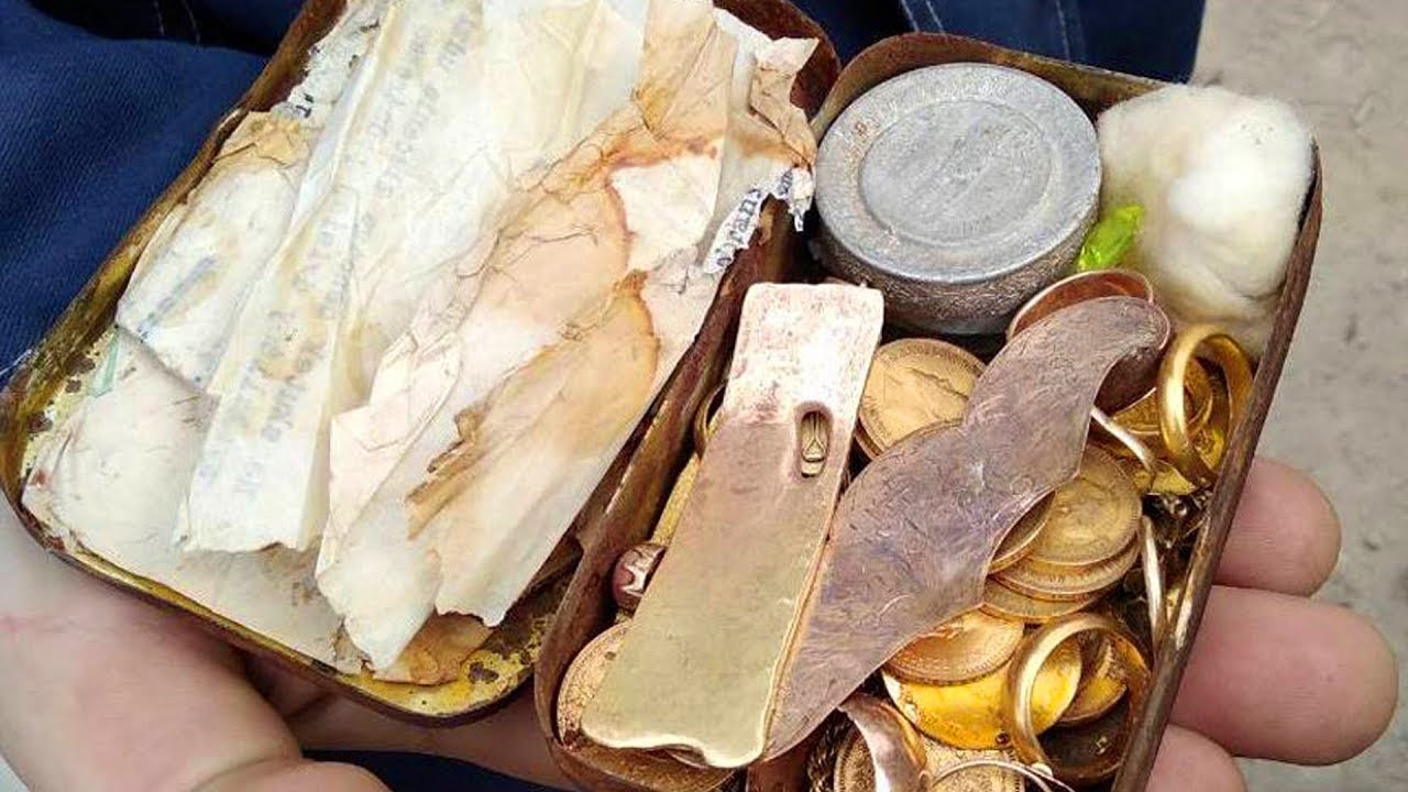 Divi alpīnisti dodas ekskursijā un ceļā atrod 3,7 kg zelta: 598 monētas, 10 aproces un 17 cigāru kastes.