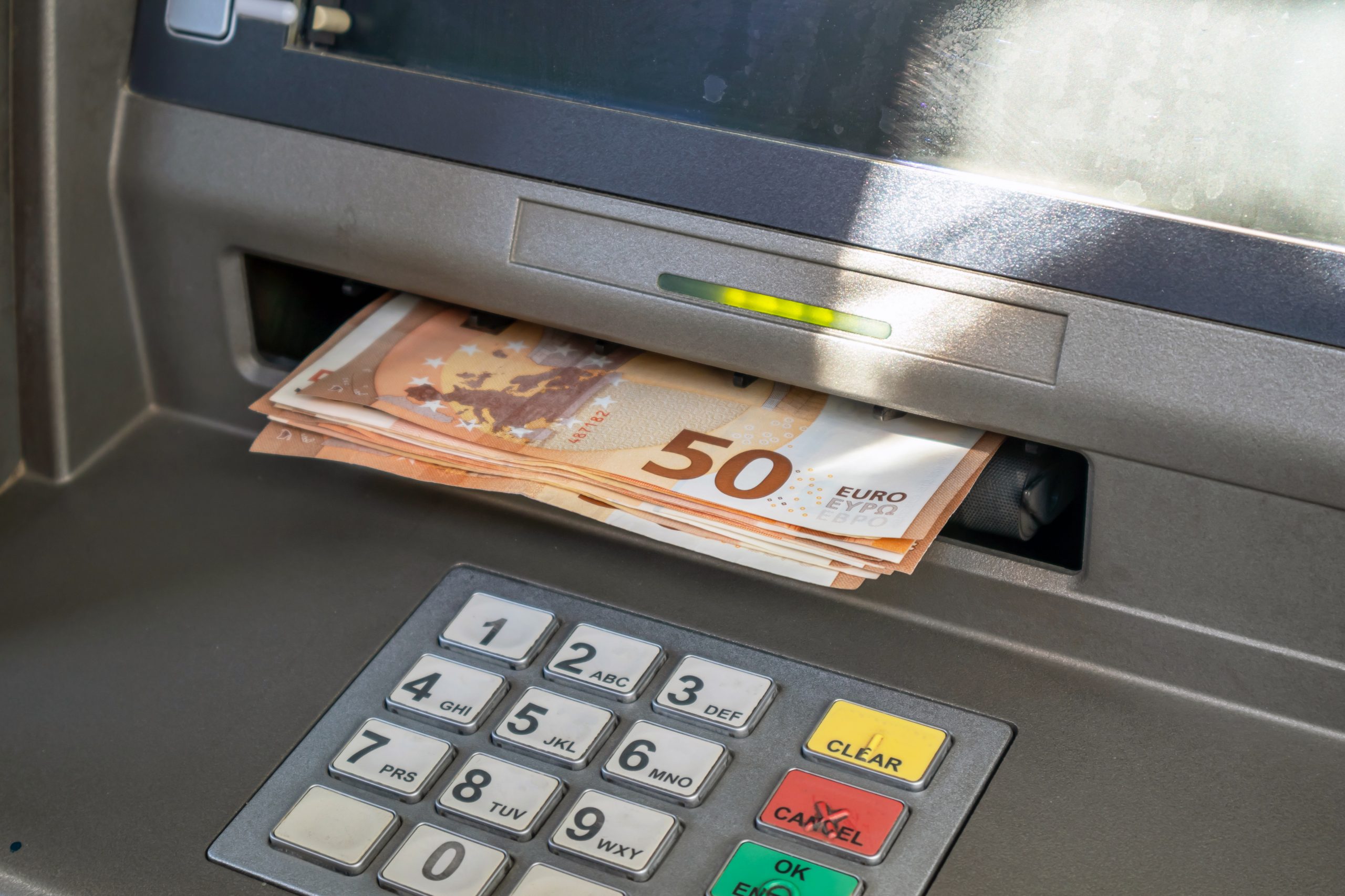 Kļūdas dēļ viņas bankas kontā nonāk vairāk nekā 20 miljoni eiro, un viņa nolemj tos visus iztērēt: valdība paziņo par viņas apcietināšanu.