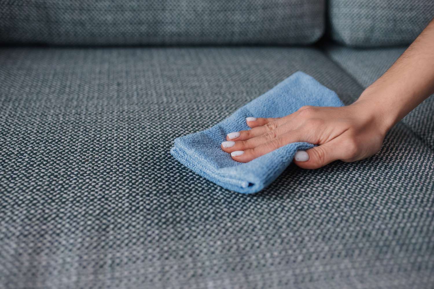 Atvadies no ķīmiskās tīrīšanas: vienkāršs veids, kā izmazgāt dīvāna pārklājus bez veļas mašīnas