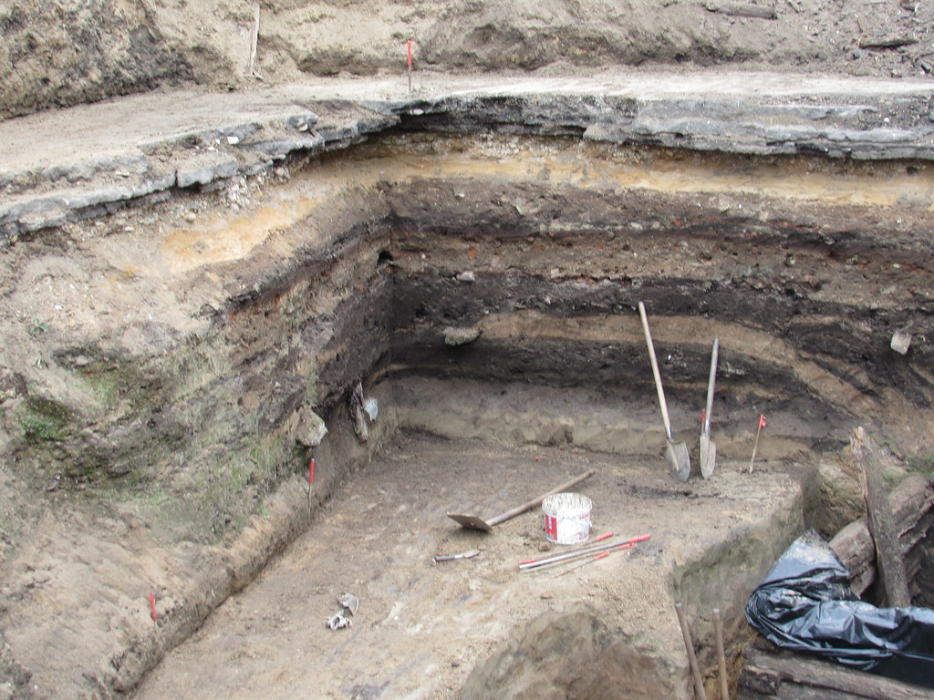 Arheologu grupa baidās atvērt pirmā Ķīnas imperatora kapenes.
