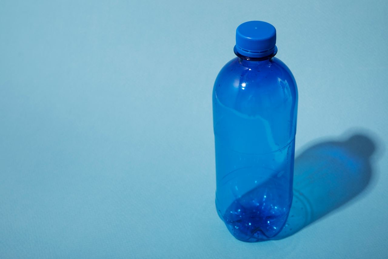 Kas nozīmē, ka plastmasas pudelēm ir “4 kājas”: kāpēc tas ir nepieciešams un kāda ir to funkcija?