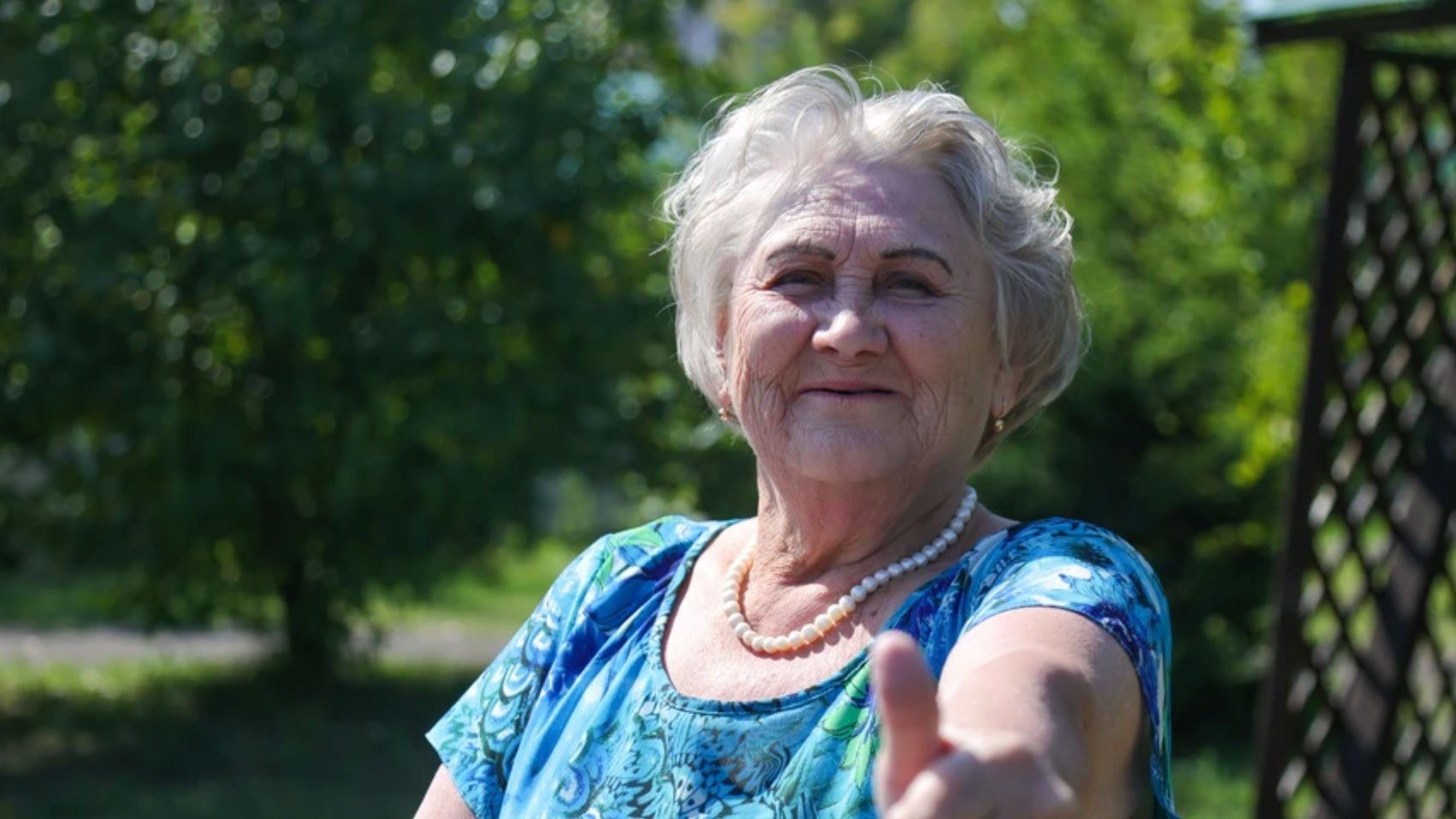 80 gadus veca pensionāre tikai trīs mēnešos un ar minimālām izmaksām uzcēla savu māju: «Cilvēki apstājas, lai to apskatītu».