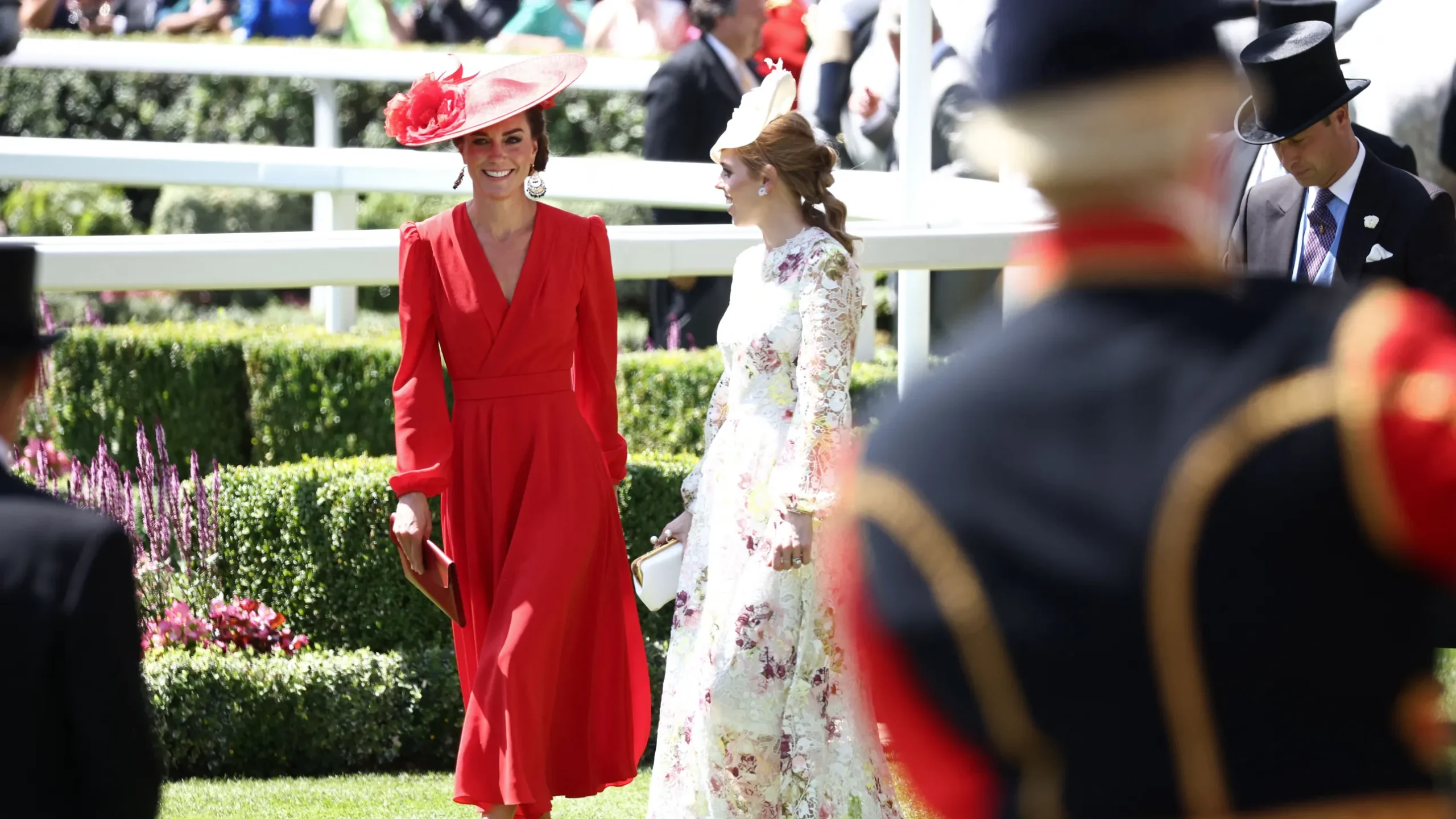 Jorkas princeses Beatrice dārgakmeņi: jauni rotaslietas, kuru vērtība pārsniedz 15 000 eiro, mirdzēs Ascotas zirgu skriešanās sacīkstēs