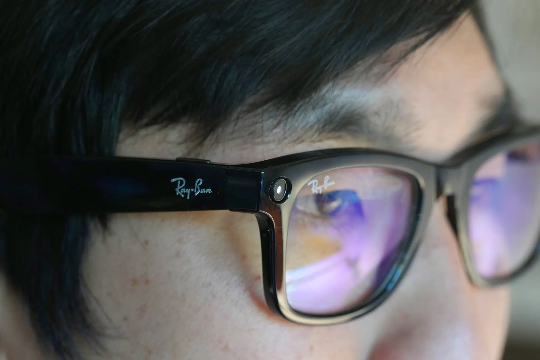 Vīrietis jau ir arestēts par Ray-Ban Meta brilles izmantošanu video filmēšanai bez piekrišanas: viņš uzņēma simtiem sieviešu uz ielām Latvijā.