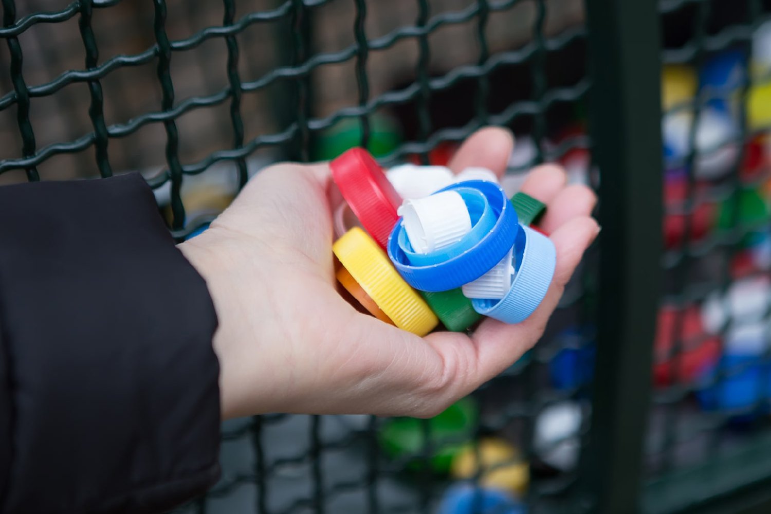 Neizmetiet plastmasas vāciņu no eļļas kannas: tas palīdz ietaupīt naudu.