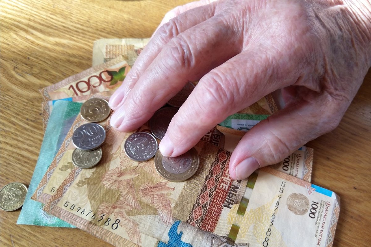 Sieviete četrus gadus saņem 21 766,82 eiro kā bāreņa pensiju. Sociālā apgādība prasa to atgūt, bet tiesa saka, ka viņai tas jādara tikai pēc trim mēnešiem.