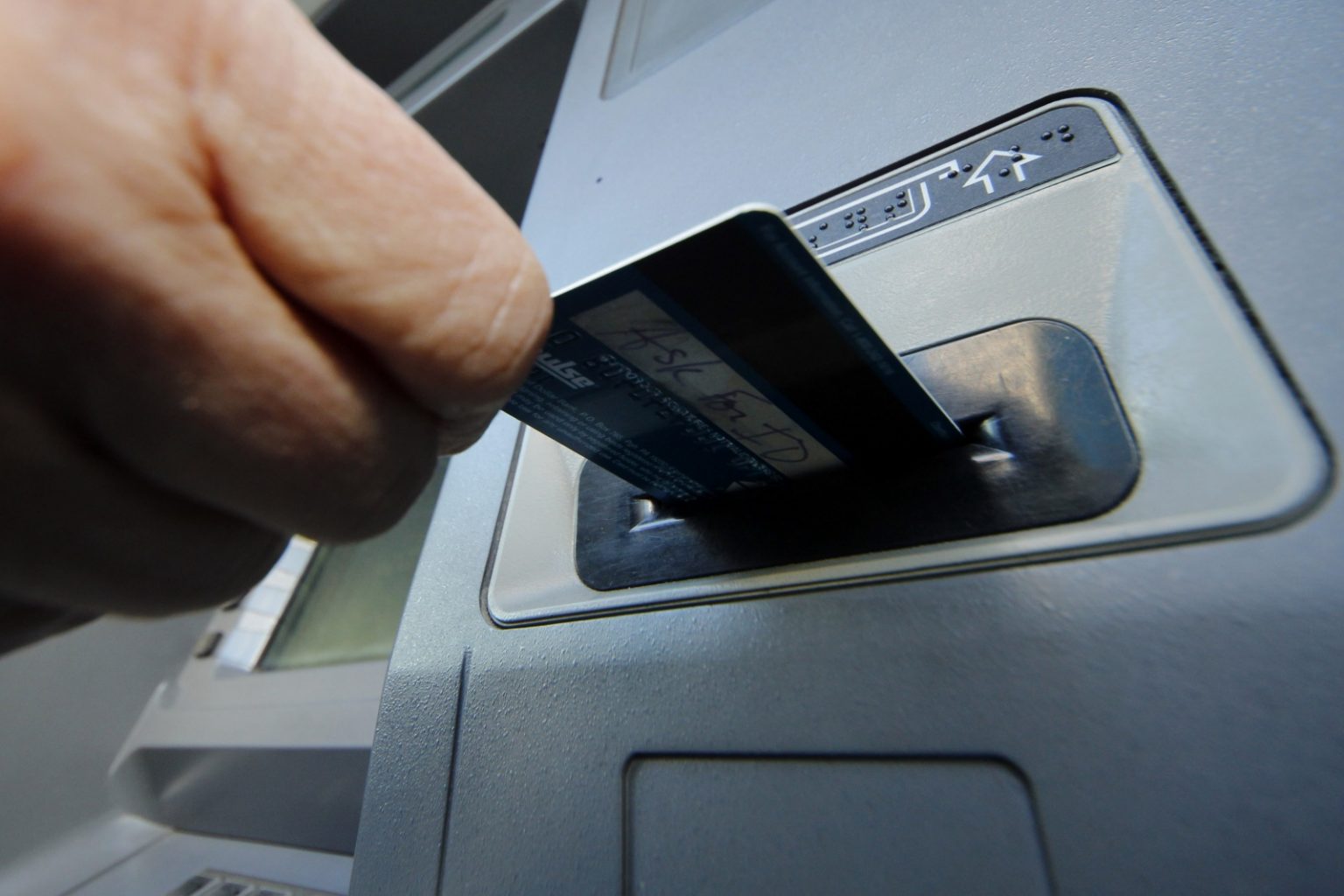 Kas jādara pirms kartes ievietošanas bankomātā: tas var pasargāt jūs no lieliem krāpšanas gadījumiem