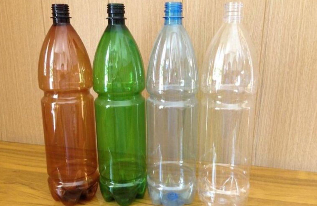 Kas nozīmē, ka plastmasas pudelēm ir “4 kājas”: kāpēc tas ir nepieciešams un kāda ir to funkcija?