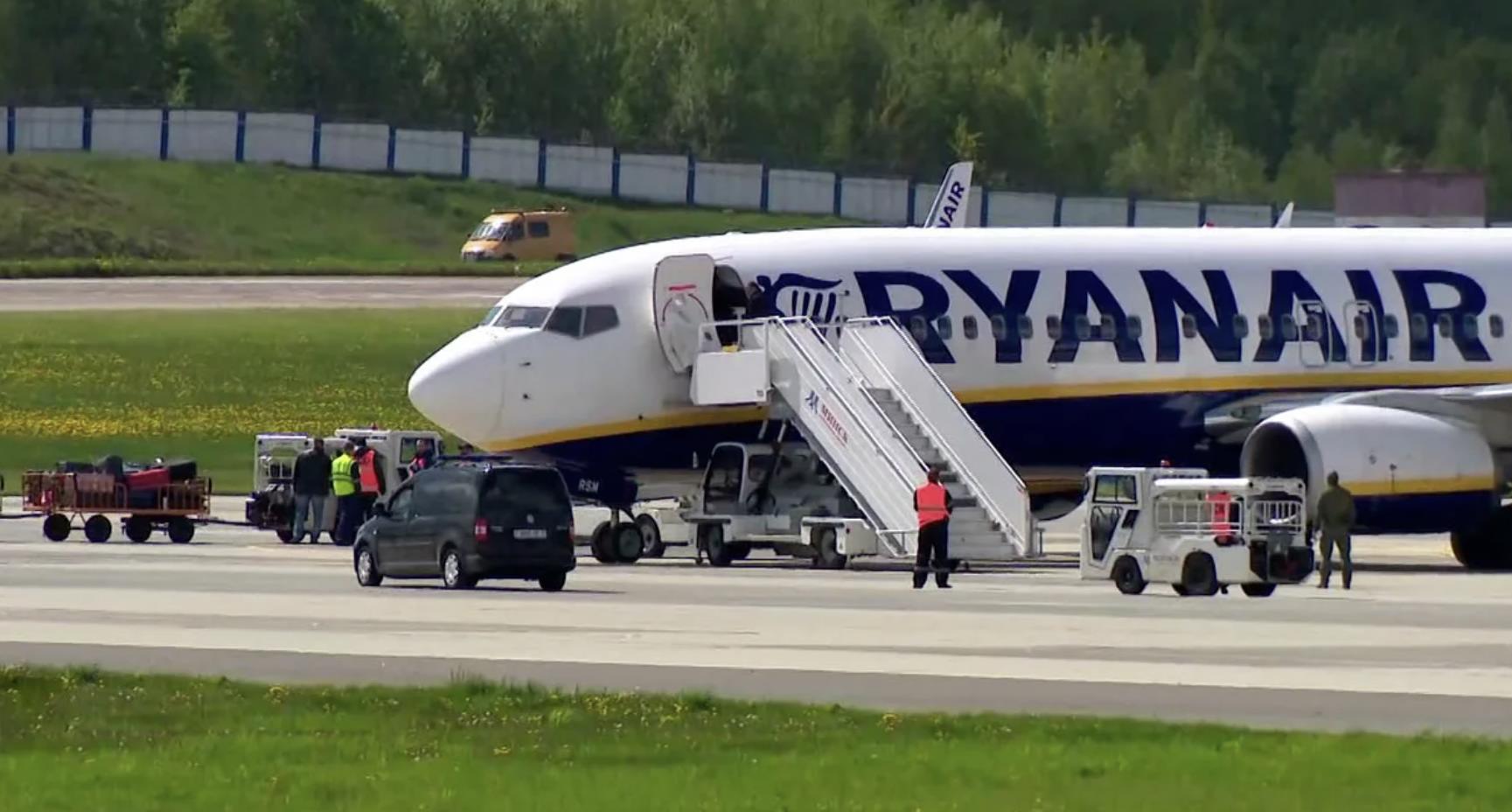 Deviņi cilvēki cietuši pēc tam, kad Ryanair lidmašīna veica avārijas nosēšanos spēcīgu vētrā Vācijā