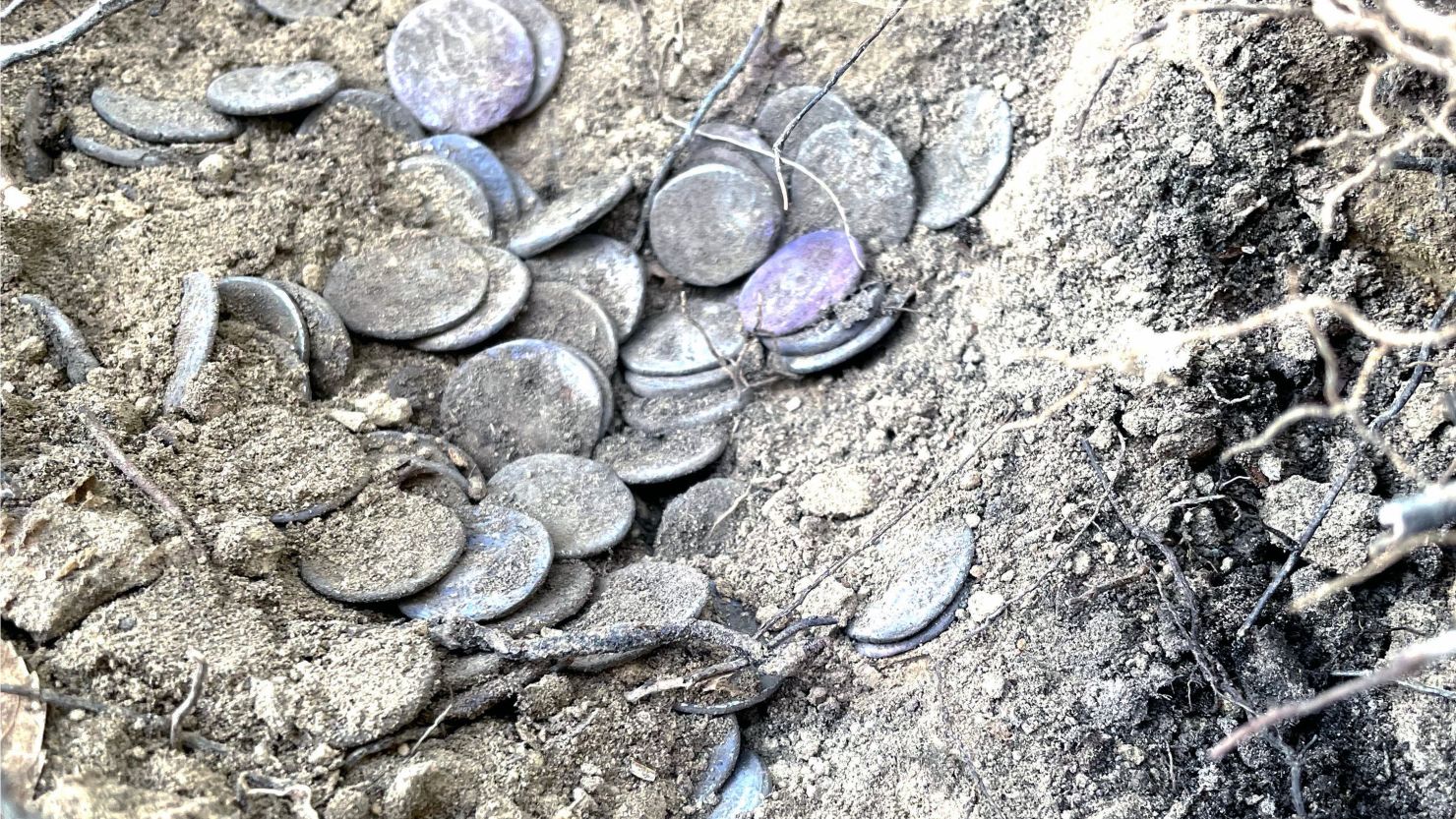 Ceļojuma laikā draugi atrod monētu kolekciju, kuras vērtība pārsniedz 5 miljonus eiro.