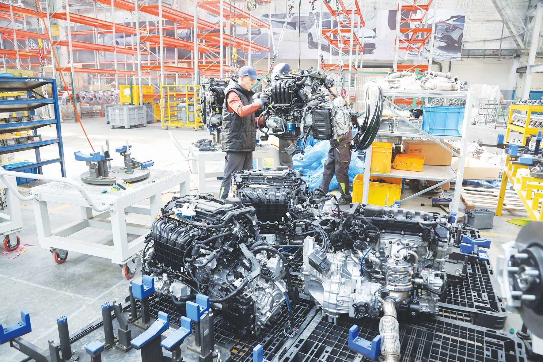 89 gadus vecs vīrietis, kurš 50 gadus strādājis automobiļu rūpnīcā, pensijā aizgājis tikai pirms diviem gadiem un tagad vēlas atgriezties darbā.