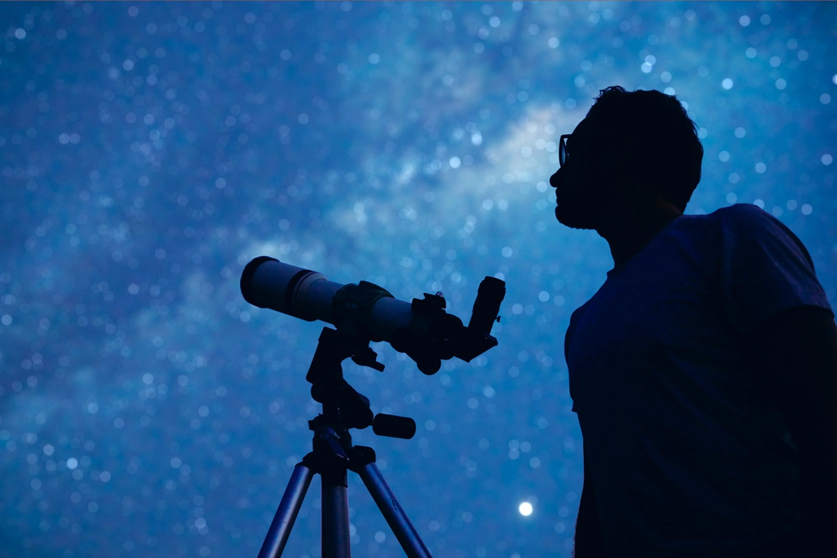 «Cilvēki domāja, ka tas nav iespējams»: zinātnieki pirmo reizi novēro «kosmisko rītausmu» ar teleskopu uz Zemes