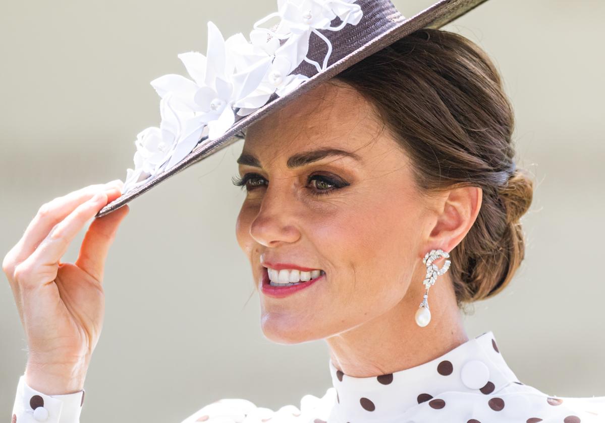 Jorkas princeses Beatrice dārgakmeņi: jauni rotaslietas, kuru vērtība pārsniedz 15 000 eiro, mirdzēs Ascotas zirgu skriešanās sacīkstēs