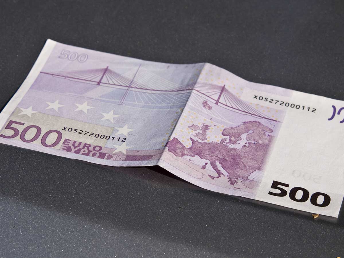 Pārdevējs prasa 500 eiro par antīko brošu un atgriežas mājās ar daudz lielāku naudas žūksni.