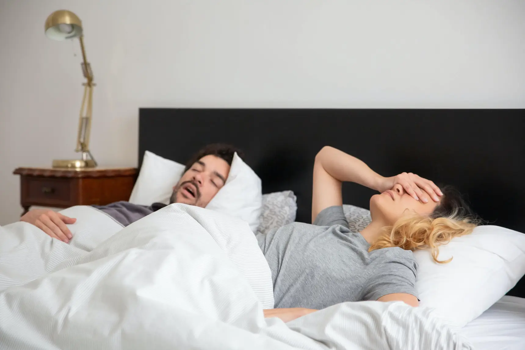 Kardiologa padomi mierīgam miegam: kā gulēt, lai izvairītos no krākšanas un sāpēm
