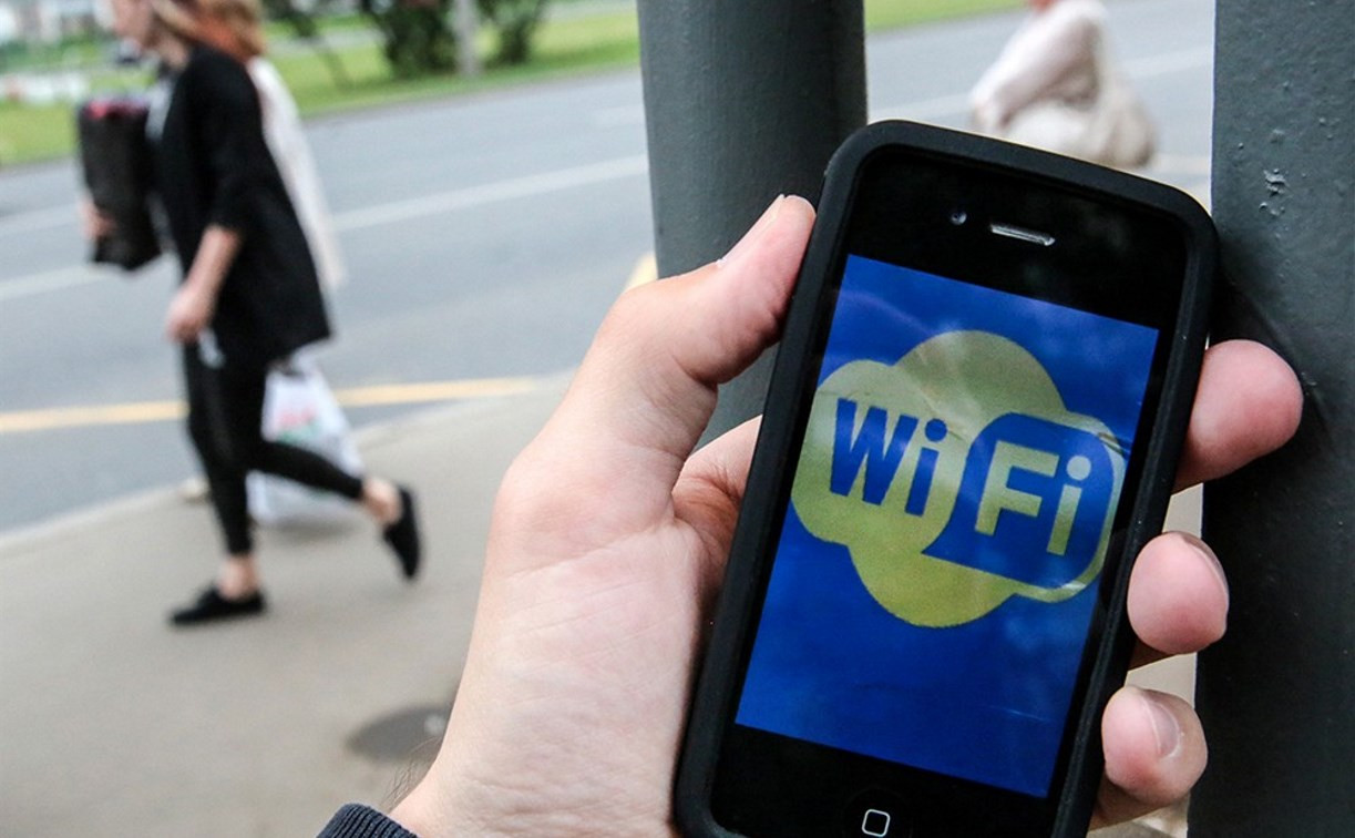 Nekādas banku operācijas un pirkumi internetā: ko nedrīkst darīt, pieslēdzoties publiskajam Wi-Fi