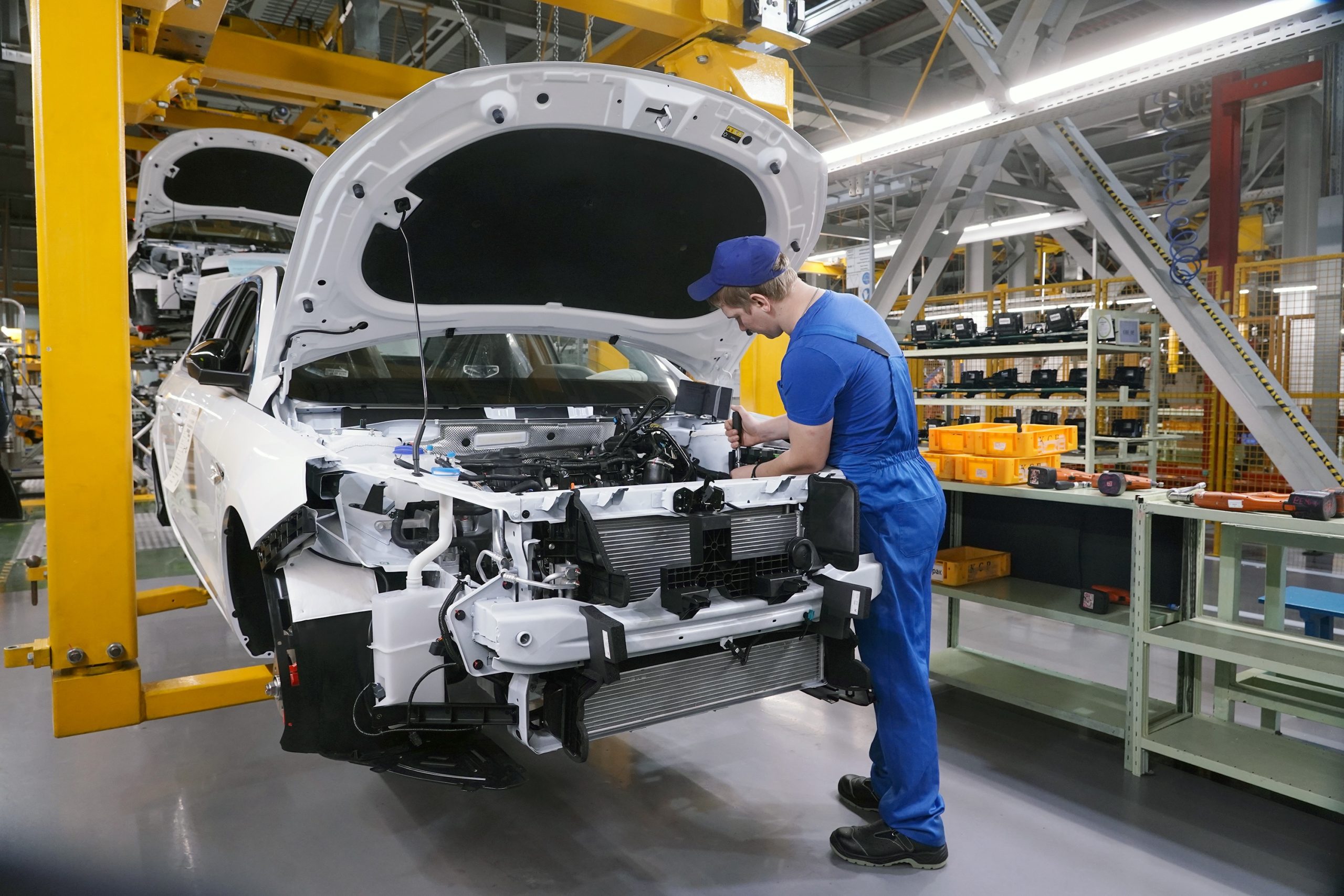 89 gadus vecs vīrietis, kurš 50 gadus strādājis automobiļu rūpnīcā, pensijā aizgājis tikai pirms diviem gadiem un tagad vēlas atgriezties darbā.