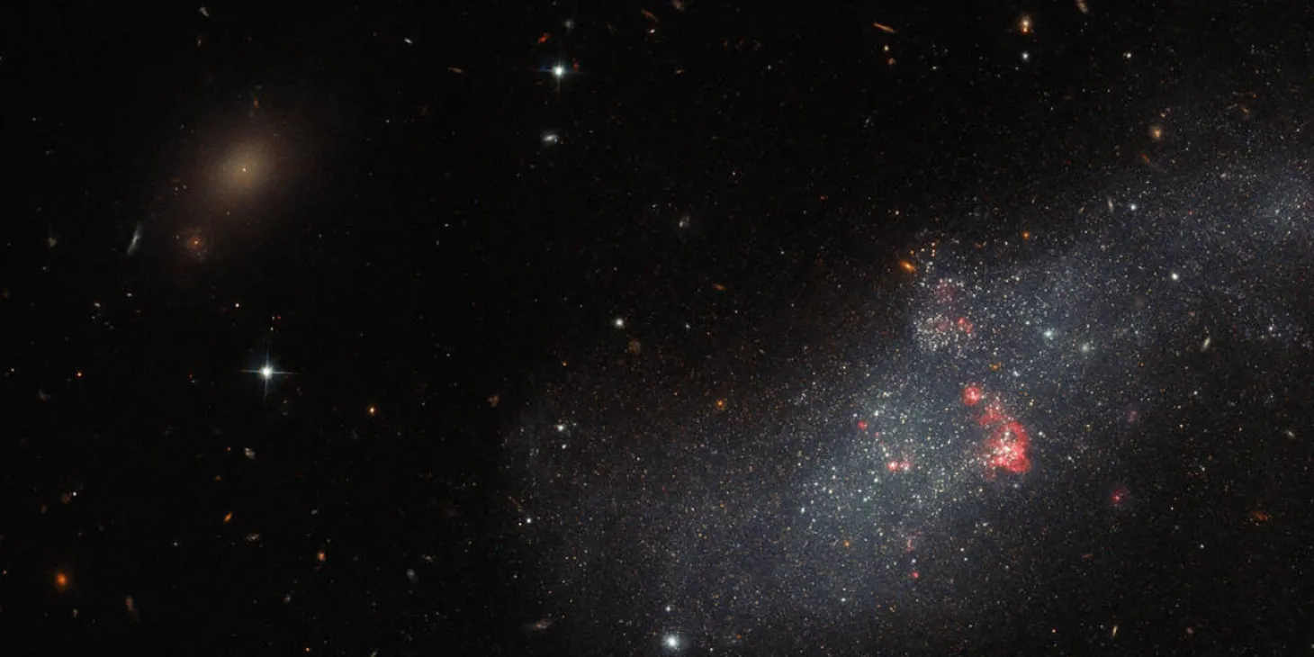 Astronomi nevar tam noticēt: NASA atkal ir pārspējusi savu rekordu un atklājusi galaktiku, kas atrodas vistālāk no Zemes