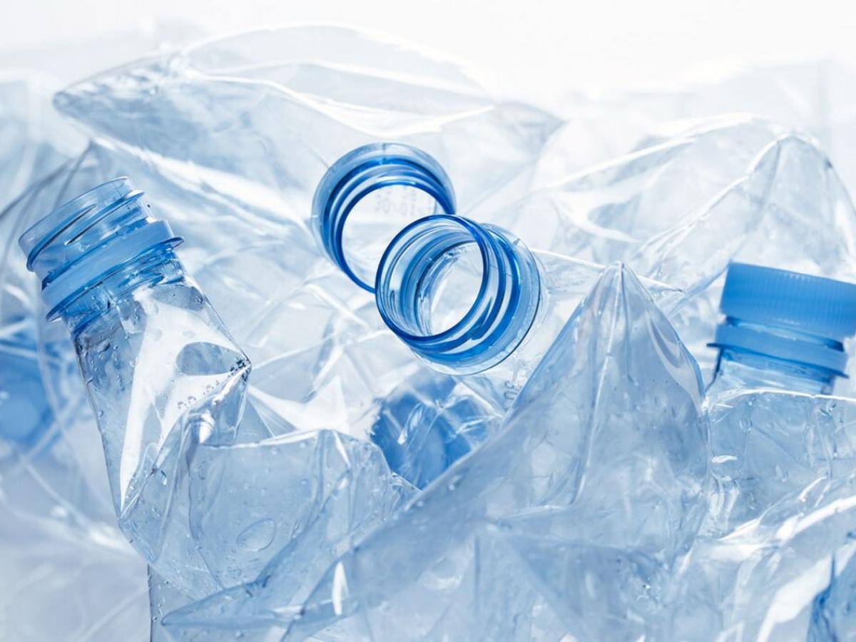Nesen veikts pētījums liecina, ka stikla pudelēs ir vairāk mikroplastmasas nekā plastmasas pudelēs.