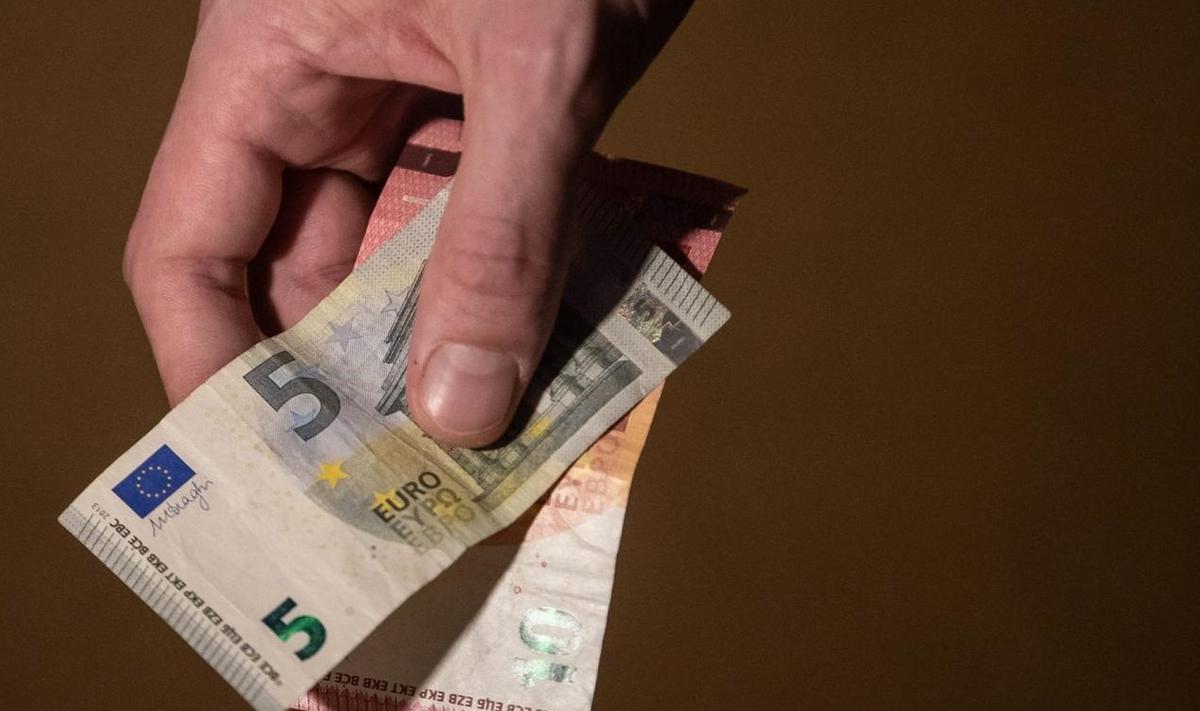 Sieviete atrod vairāk nekā 5500 eiro skaidrā naudā, ko viņa zaudēja pirms daudziem gadiem, bet banka atsakās pieņemt banknotes: šeit ir iemesls