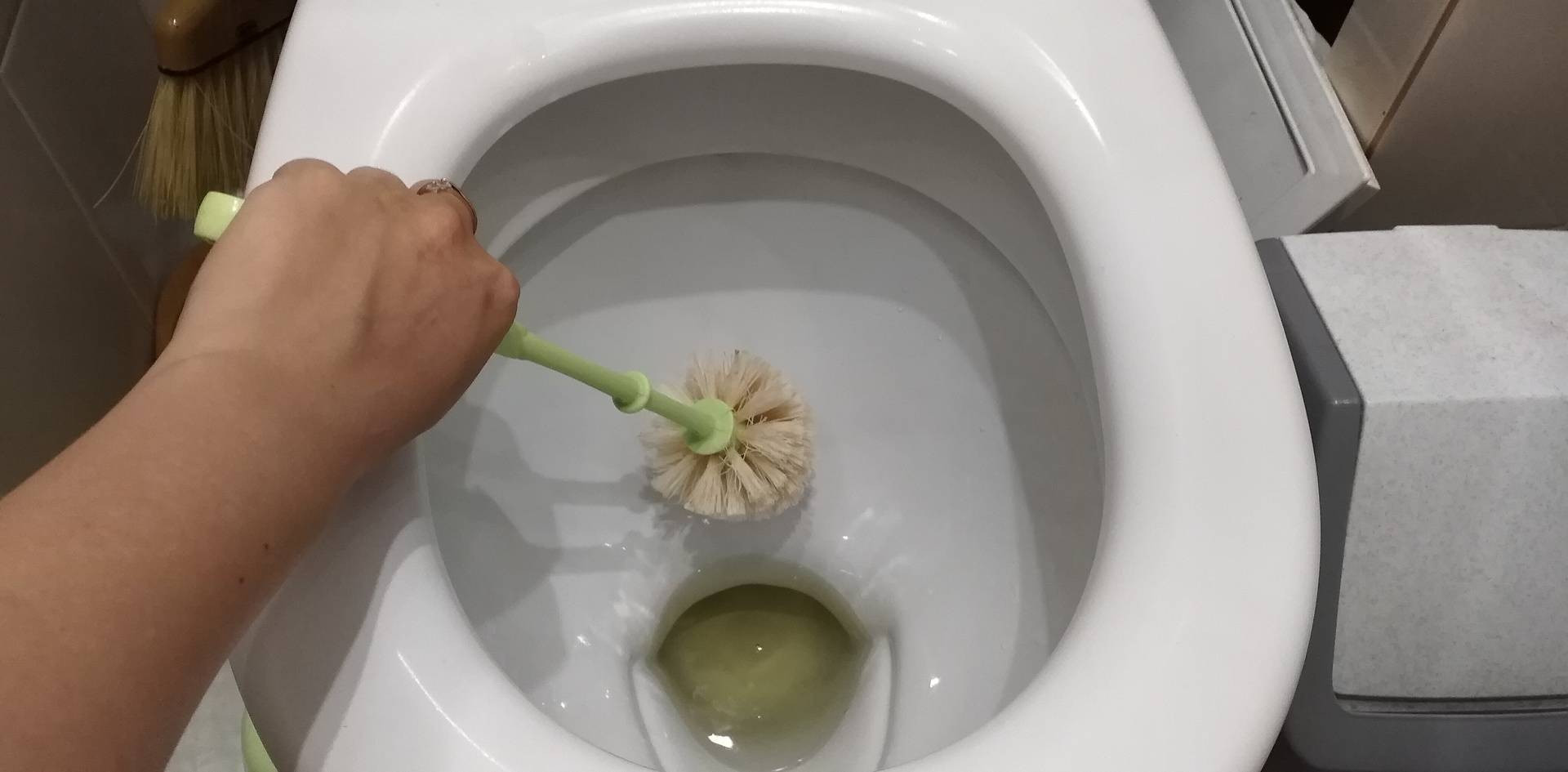 Infekcijas slimību speciālists norāda, ka šajās pudelēs, kas plaši izmantotas Latvijā, ir 40 000 reizes vairāk baktēriju nekā tualetes podā.