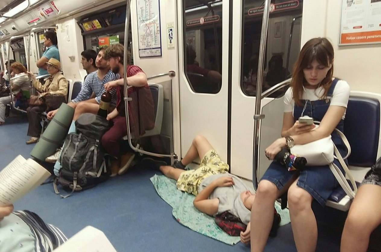 Viņa brauc dodas uz Dienvidkoreju, domājot, ka šī būs viņas dzīves ceļojums, un par to nožēlo, tiklīdz ienāk metro.