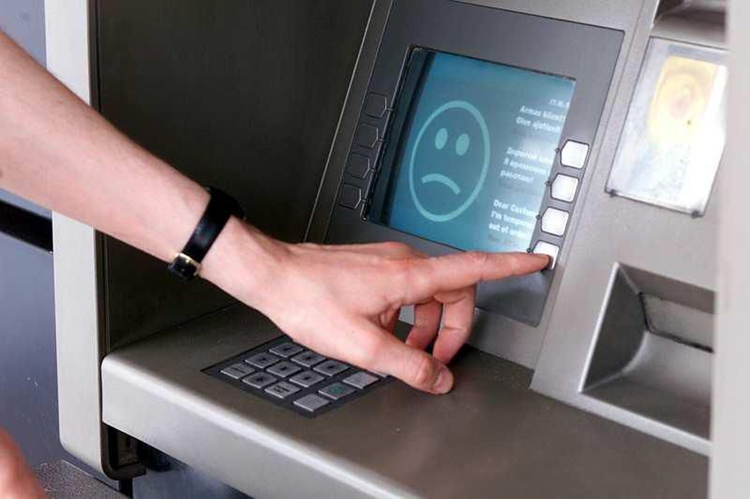 Esiet uzmanīgi, izņemot jūlija prēmiju bankomātā: jūsu bankas konts var tikt iztukšots.