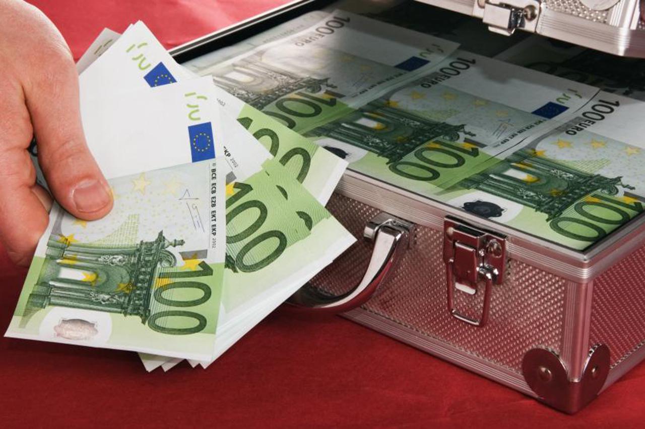 Sieviete atrod vairāk nekā 5500 eiro skaidrā naudā, ko viņa zaudēja pirms daudziem gadiem, bet banka atsakās pieņemt banknotes: šeit ir iemesls