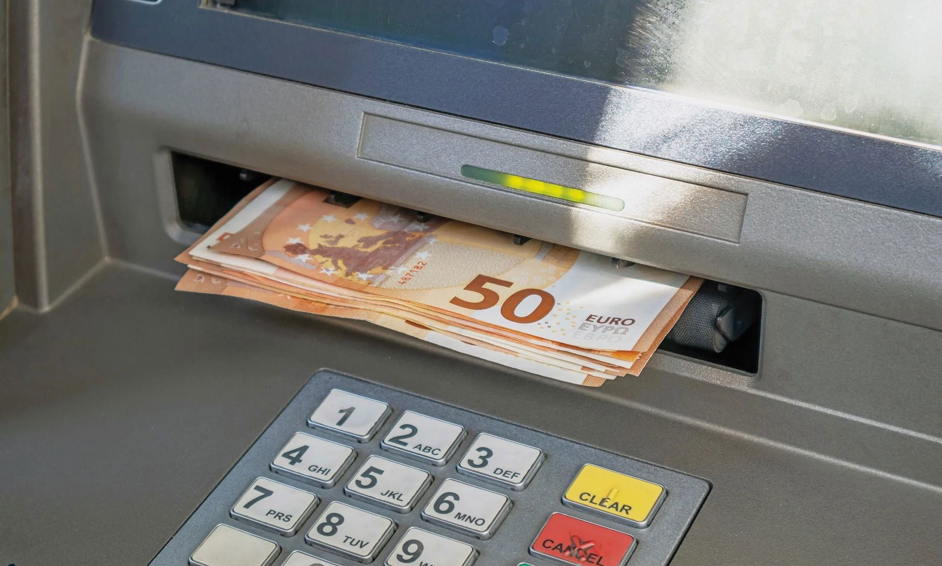 Jūnijā bankas mainīs skaidras naudas izņemšanas veidu bankomātos: kā jaunie Eiropas noteikumi ietekmēs jūs