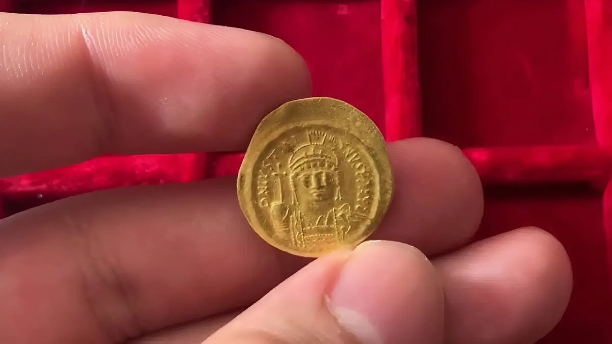 Reta zelta monēta atrasta Safolkas iedzīvotāja slepenā nodalījumā
