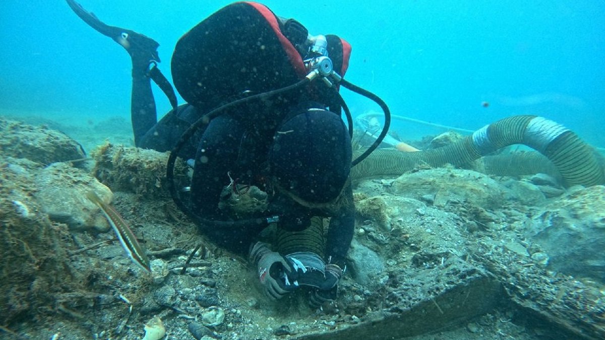 Arheologi atklāja divus nogrimušus kuģus 1500 metru dziļumā un izcēla apmēram 1000 priekšmetu ar neaprēķināmām vēsturiskām vērtībām, kas datējami ar 1368. un 1644. gadu.