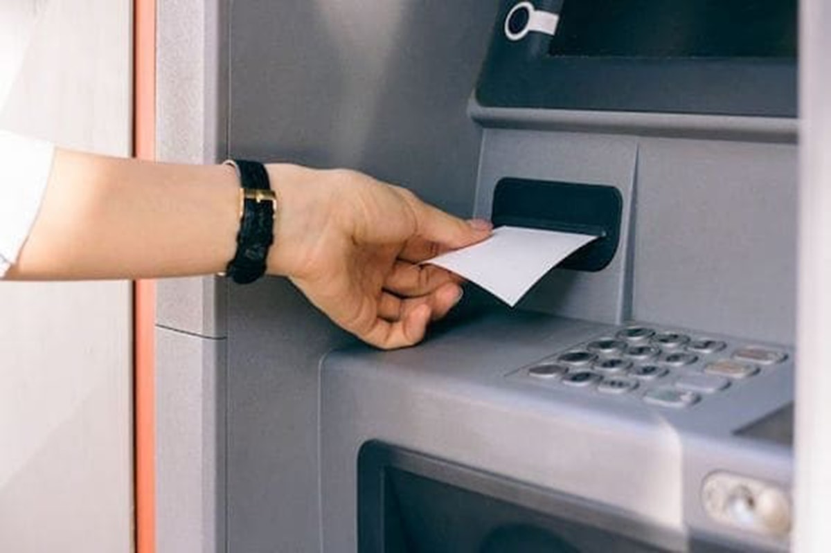 Kas jādara pirms kartes ievietošanas bankomātā: tas var pasargāt jūs no lieliem krāpšanas gadījumiem