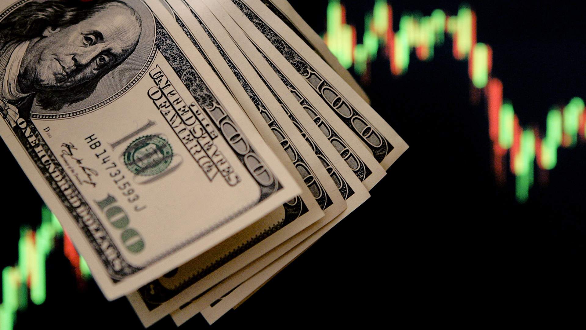 Oficiālā dolāra straujais kritums pēc Centrālās bankas rekordlielajiem rezervēm: kā kurss noslēdza nedēļu