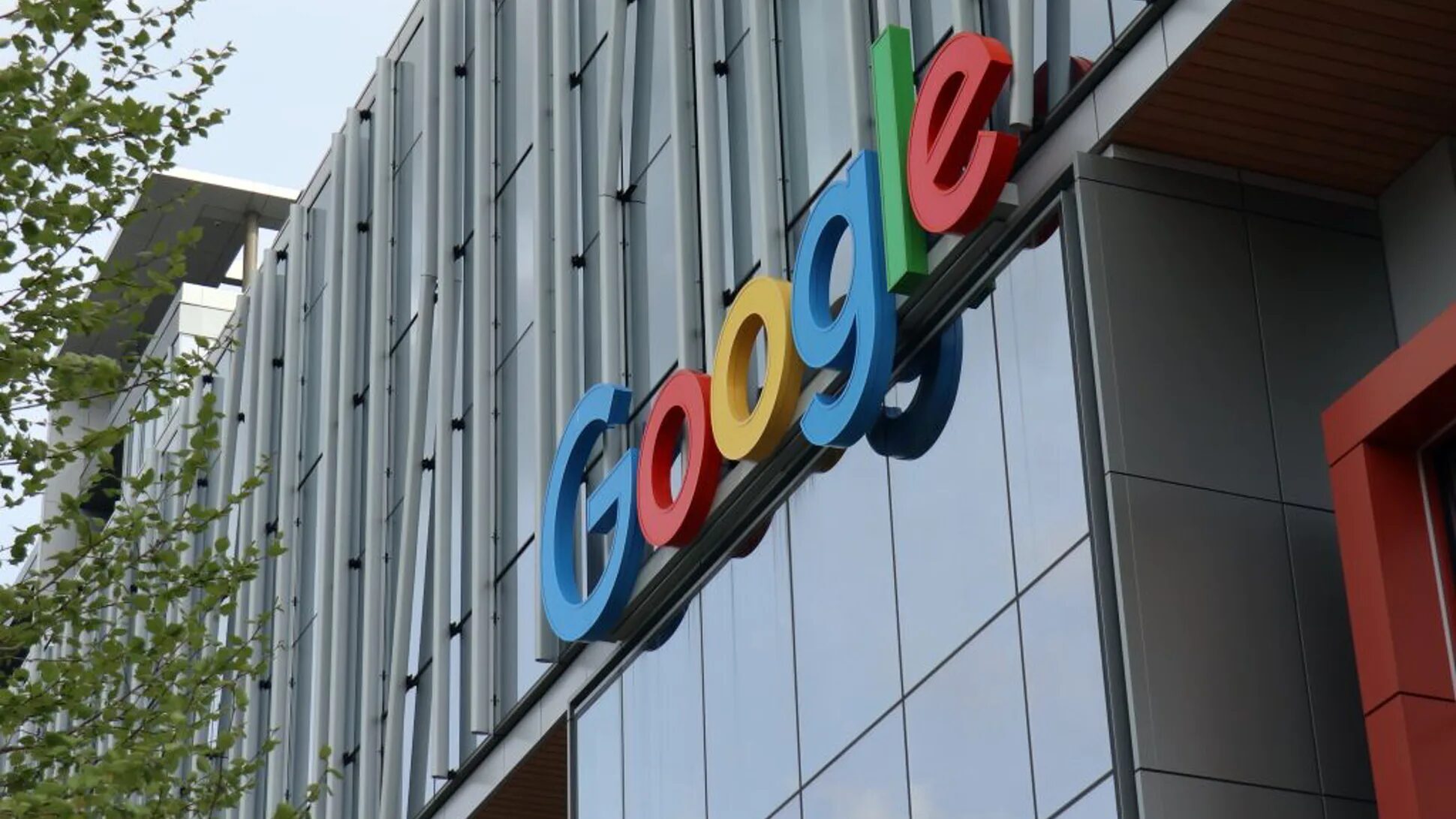Saules enerģijas ražošanas uzņēmums ir iesūdzējis Google tiesā par tās mākslīgā intelekta meklēšanas sistēmu, apsūdzot to krāpšanā.