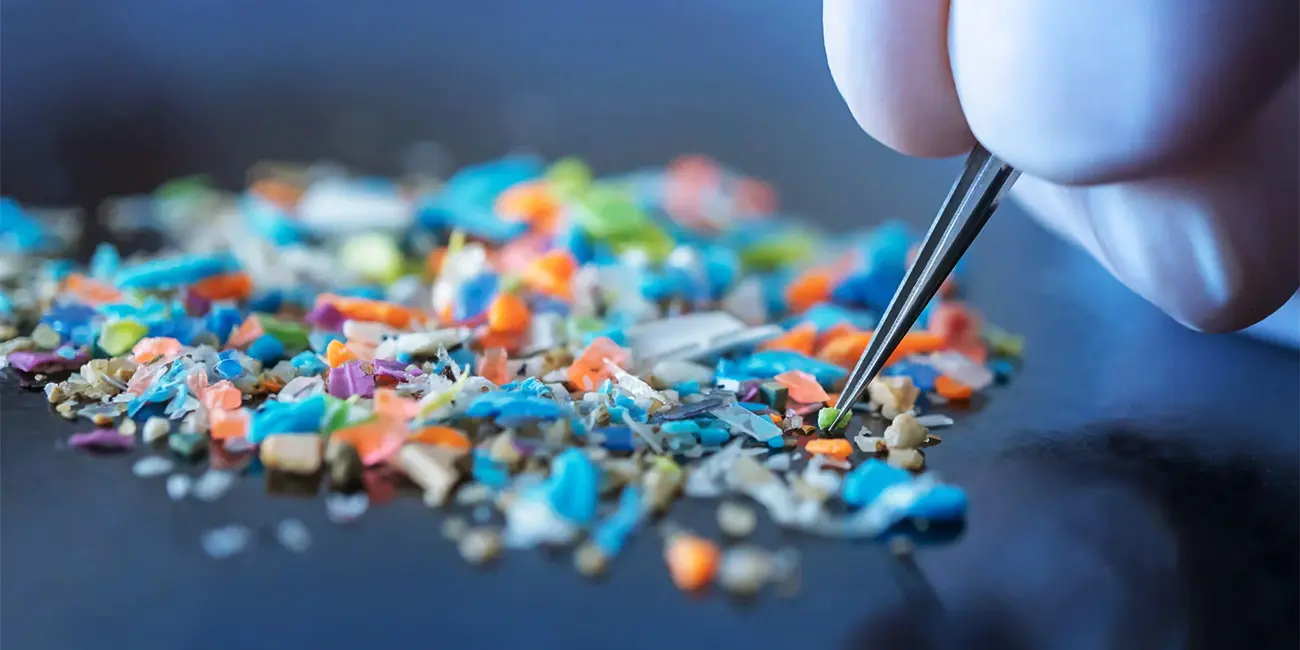 Ko ārsts brīdina par apavu valkāšanu mājās: „Mikroplastmasa, baktērijas, fekālijas, vīrusi, pesticīdi, urīns...”