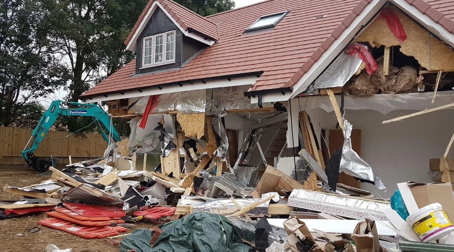 Viņš būvē saliekamo māju drauga zemē un ir spiests to nojaukt, pretējā gadījumā viņam draud naudas sods līdz pat miljonam dolāru.
