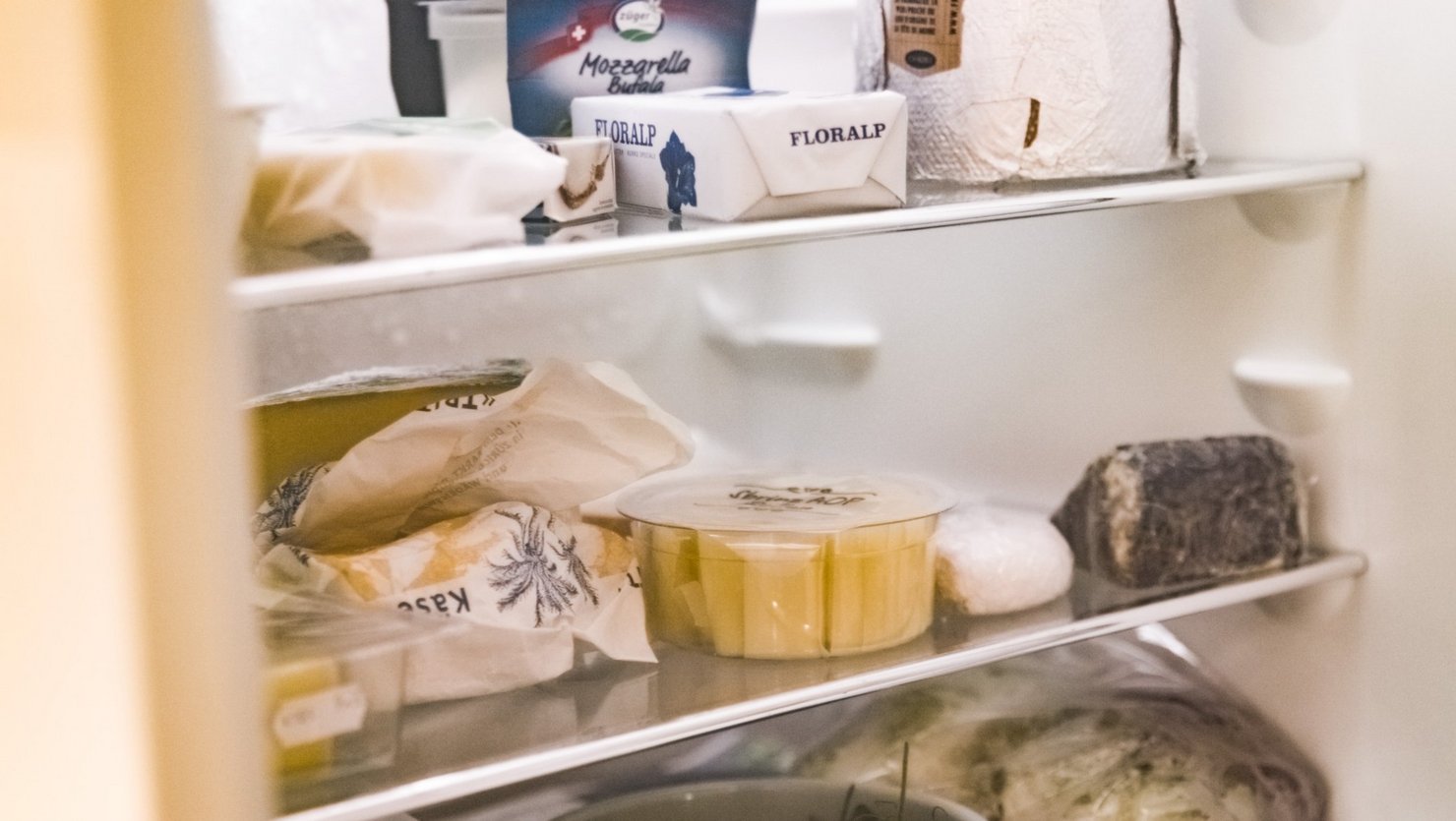 Kā uzglabāt krējuma sieru ledusskapī, lai novērstu pelējuma veidošanos un saglabātu tā garšu ilgāk
